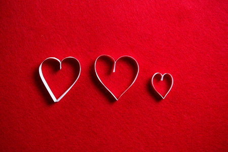 纸的心在红色背景上情人节的礼物