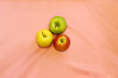 三个不同颜色的苹果
