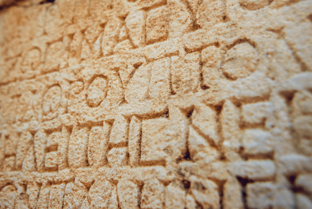 古色古香的字母刻在石头上