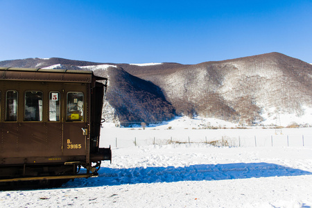 在雪地里的老式火车