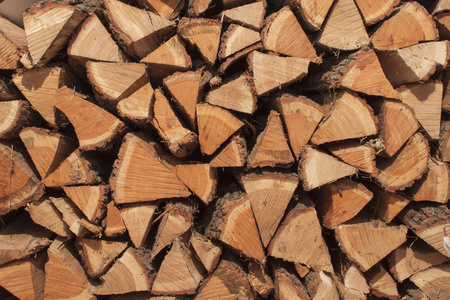 干燥的橡木, 准备加热。木料堆叠在一起。堆叠的木头, 柴火, 背景。干切碎的柴原木准备过冬