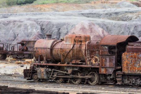 老蒸汽机车在力拓废弃矿井照片