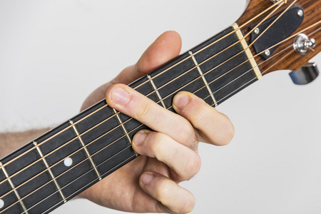 详细的手指和手中的吉他手