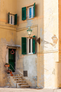 百叶窗和灯坡古地中海幕墙上的门