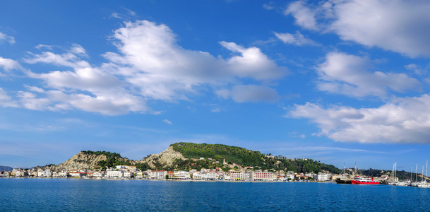 扎金索斯镇与船在码头上希腊扎金索斯岛的全景