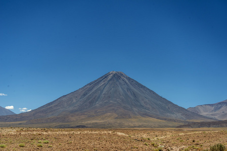 5,916 米卡武尔火山