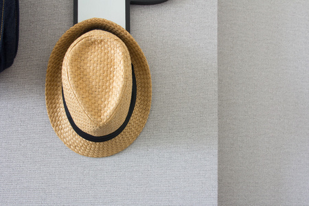 墙上的帽子图片
