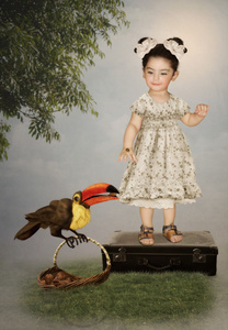 小女孩和巨嘴鸟