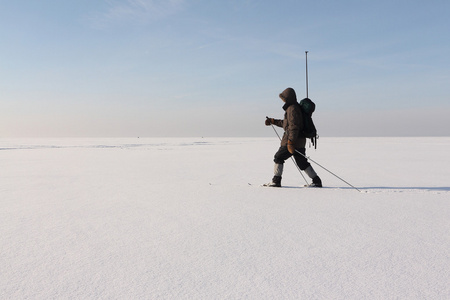 人与河的雪地上滑雪背包旅行