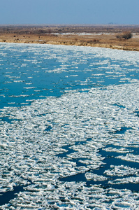 第一次结霜的河上冰。伊犁哈萨克斯坦。Kapch