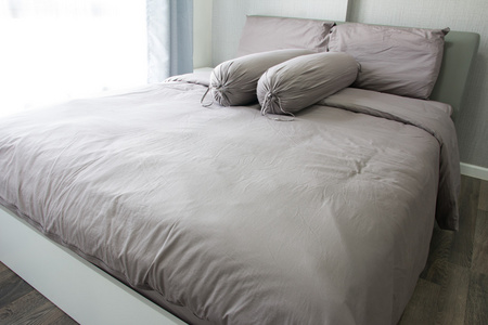 空现代床在卧室里图片