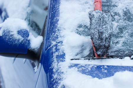 毛刷清洁车从挡风玻璃上的雪图片