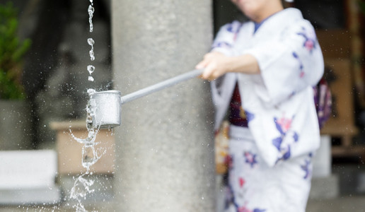 水的净化，在入口处的日本的寺院