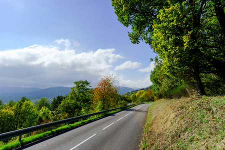 弯弯曲曲的柏油马路，在法国乡村地区