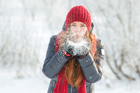 女人玩雪