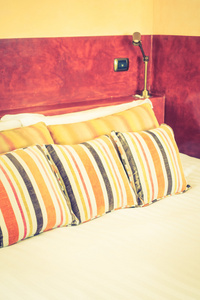 在与摩洛哥风格的床上的枕头