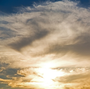 世界多云蓬松的天空中的日落太阳 cloudscape