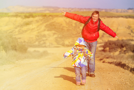 父亲与小女儿旅游景区的道路上