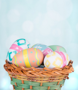 丰富多彩的复活节蛋的篮子里
