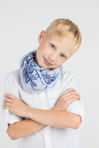 时尚少年男孩在蓝色的围巾微笑