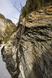 瑞士图西斯维马拉峡谷陡峭岩石上的阳光