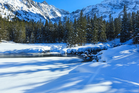 雪堆的小山溪