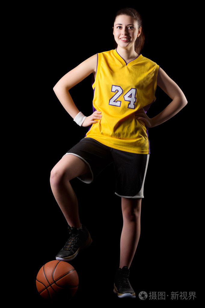 年轻的女孩的篮球运动员