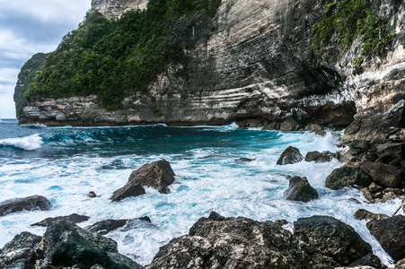 大浪打破和溅在岩石上