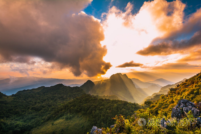 太阳在一条山脉在 Doi 銮清道，高山区