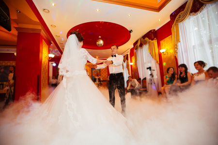 惊人的第一次婚礼跳舞上浓烟