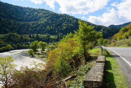 河流和格鲁吉亚的山谷图片
