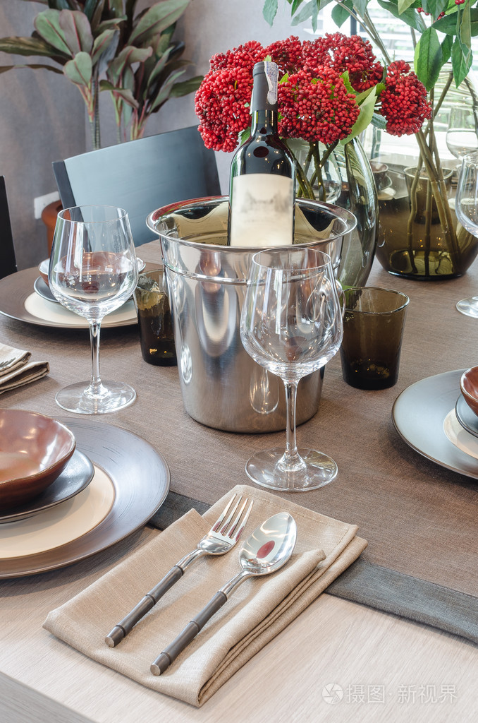 豪华的餐桌在木制餐桌上