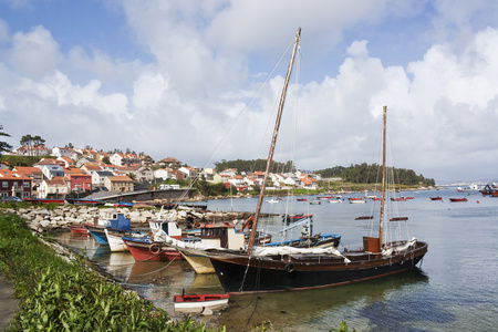 在 Arousa 岛上的小船