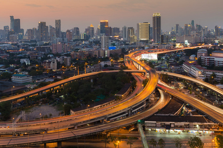 鸟瞰图市市中心背景与公路平面交叉口