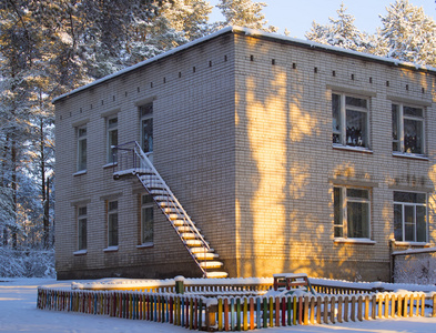 一个幼儿园的建筑和雪中的操场