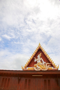 泰国的镂空图案屋顶垂直图片