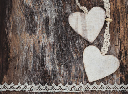 两个装饰心在老年木制背景。健美的形象，情人节概念