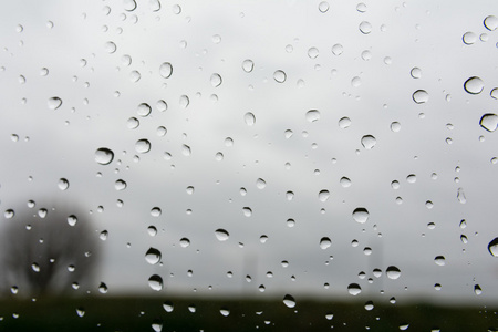 在一个窗口上的雨滴
