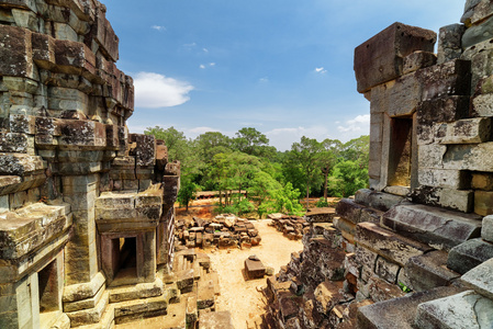 从柬埔寨神庙顶部看古塔科遗址
