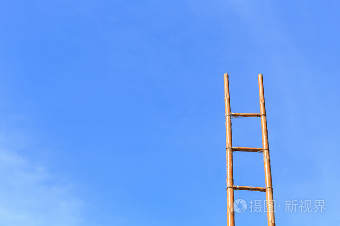 长长的竹竿梯子和蓝天