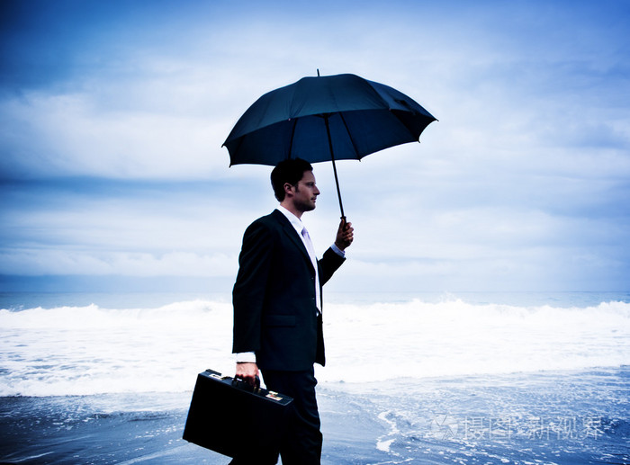 打伞行走的商人