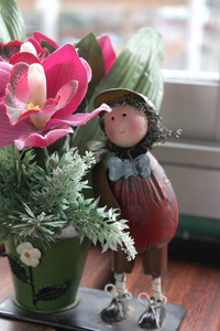 娃娃和抽屉上的花