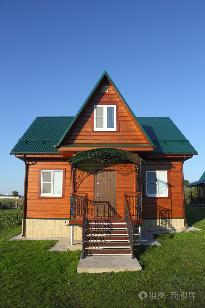 绿色的金属屋顶 fronton 视图座木头房子里