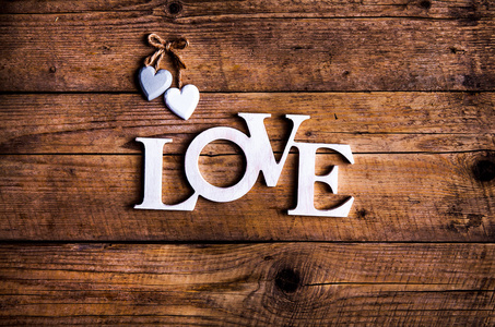 词 爱 在老的木板上。情人节那天