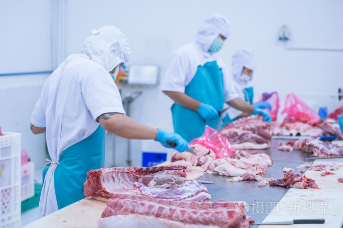切割肉类屠宰工人在工厂里