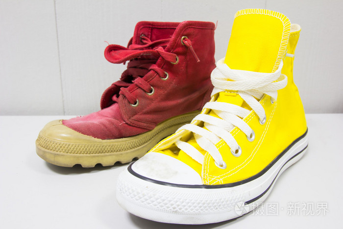 在木地板上的鞋子