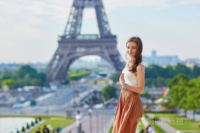 年轻漂亮的巴黎女人在埃菲尔铁塔附近