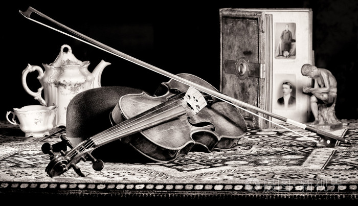 小提琴-静物与木图,单色的版本,由于字符包含粮食 / 信噪比和增强的