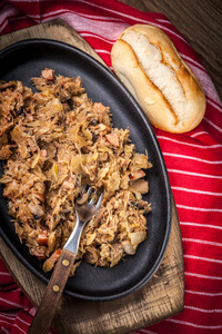 传统的波兰酸菜 bigos 与蘑菇和肉