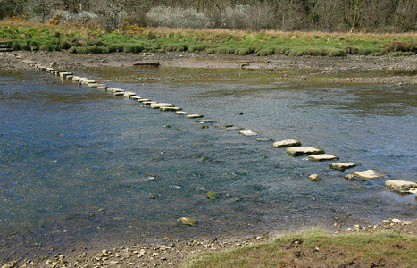 踏着的石头穿过威尔士的溪水